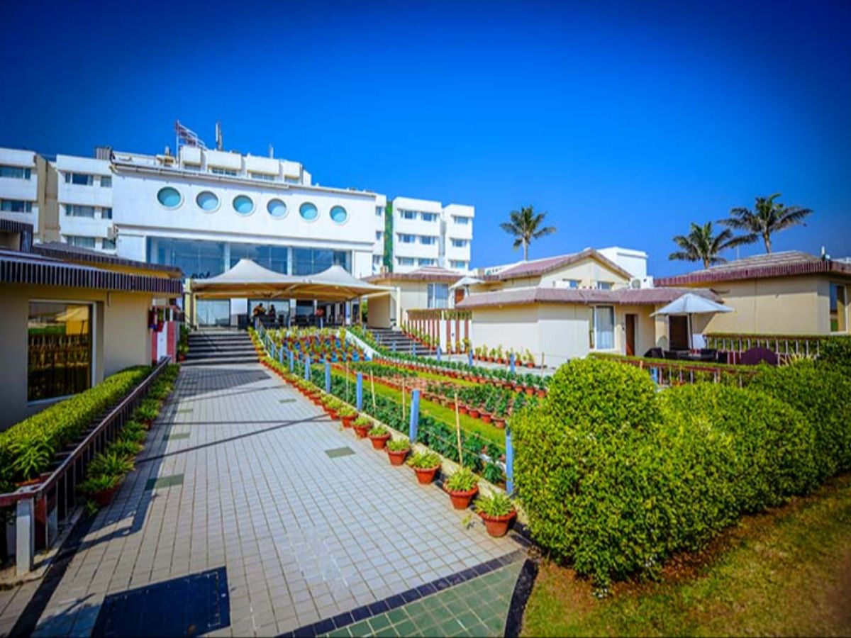 Puri Holiday Resort - Luxury beachside hotel with beautiful architecture